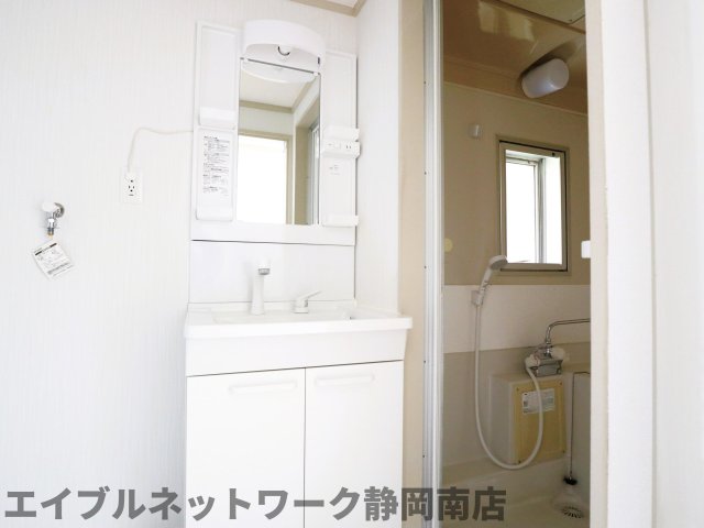 洗面設備　脱衣スペースもあります