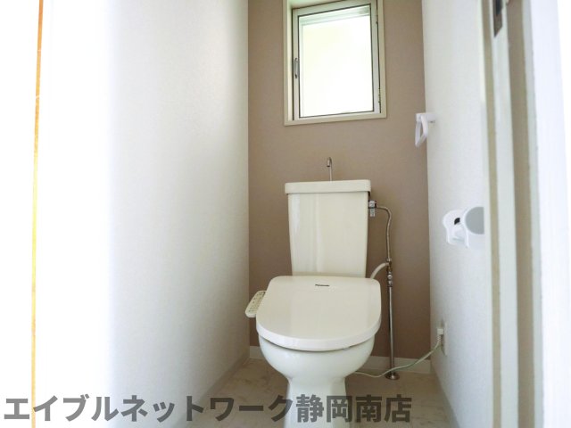 トイレ　落ち着いた色調のトイレです
