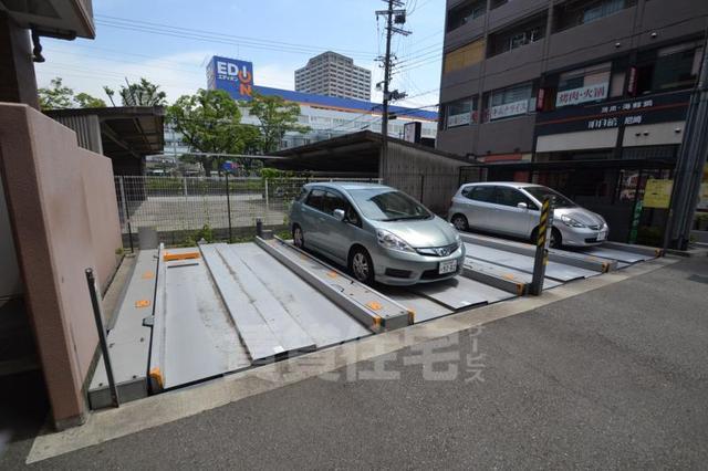 【エス・キュート尼崎の駐車場】