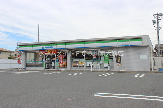 コンビニ　ファミリーマート豊川八幡町店（コンビニ）まで838m