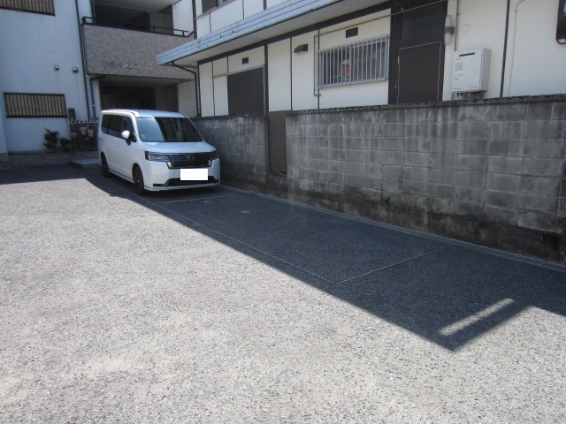 【岸和田市小松里町のマンションの駐車場】