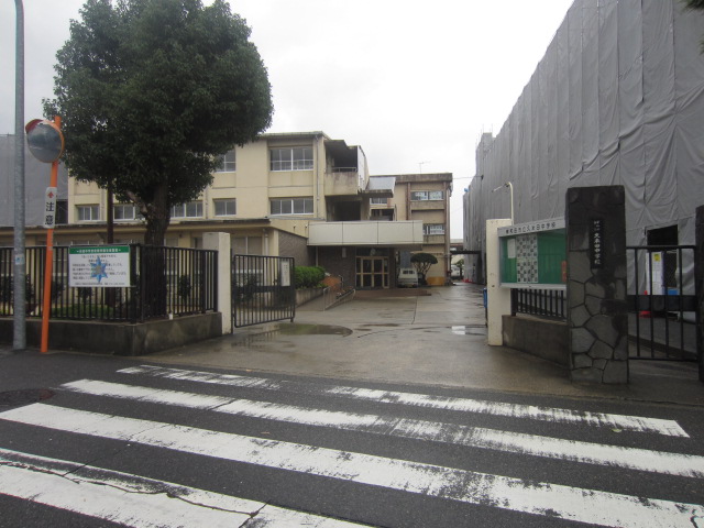 【岸和田市小松里町のマンションの中学校】