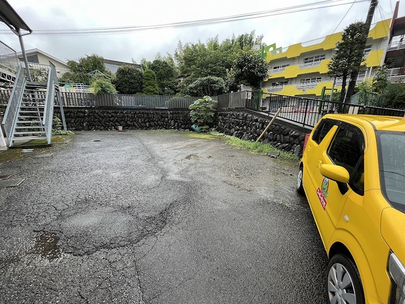 【小田原市荻窪のアパートの駐車場】