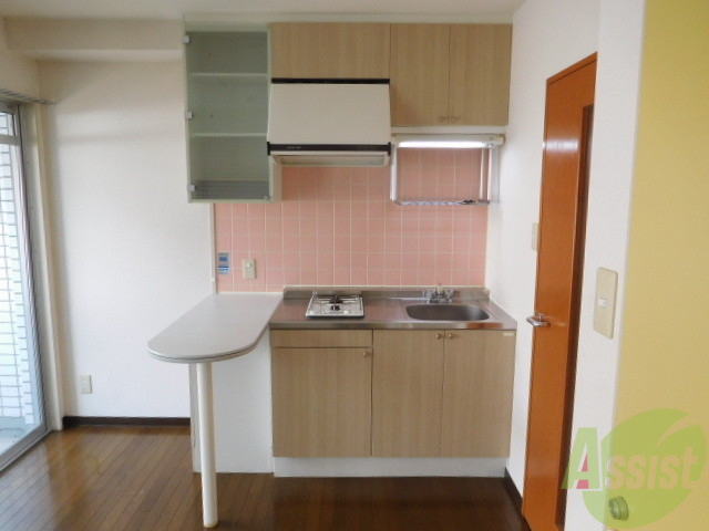 キッチン　ガスコンロ２口システムキッチン収納も多いです