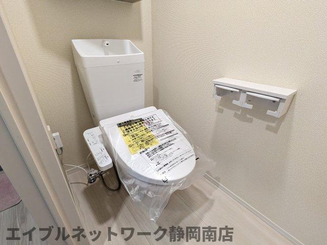 トイレ　落ち着いた色調のトイレです