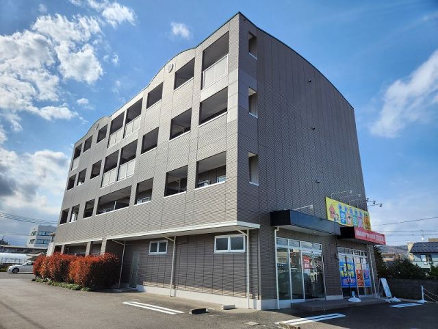 柴田郡柴田町船岡中央のマンションの建物外観