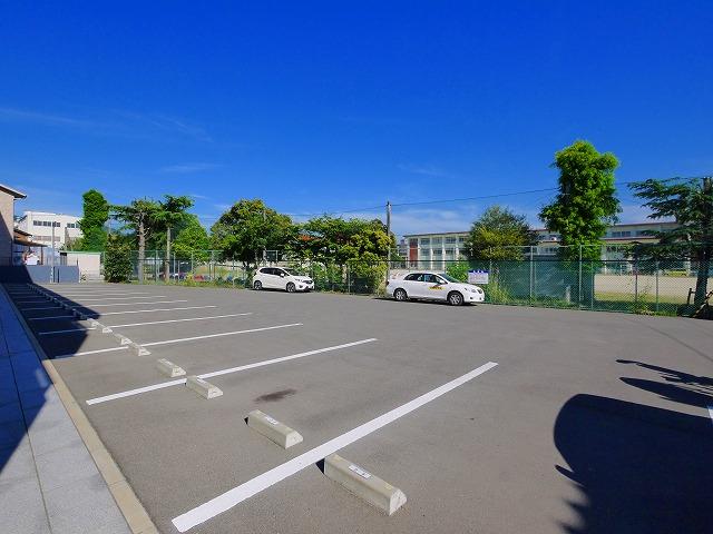 駐車場　車をお持ちの方に嬉しい駐車場付きの物件です