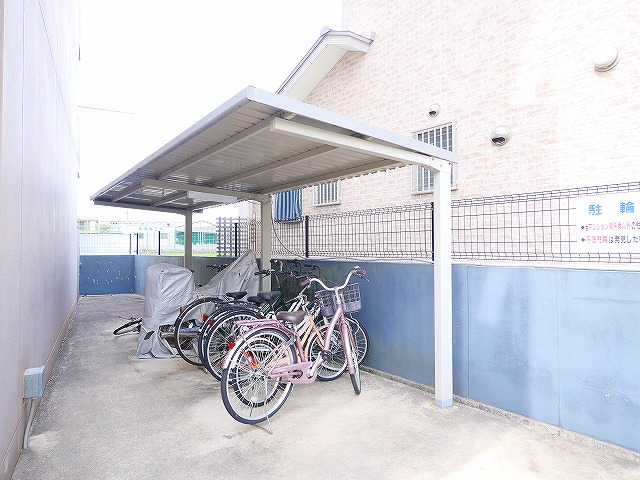 その他共有部分　ゆったりとした駐輪場です。