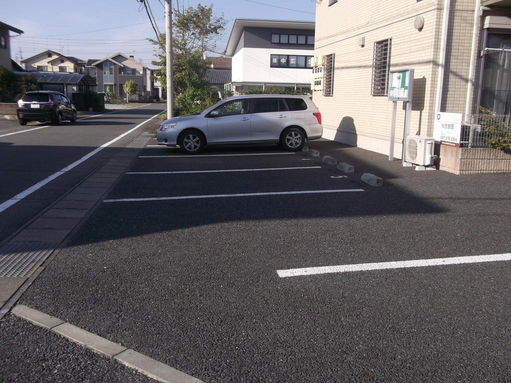 【高崎市新保町のアパートの駐車場】