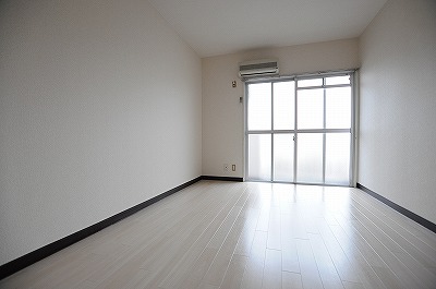 居室・リビング　室内