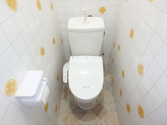 トイレ　残置物ですが温水洗浄便座付いてます☆