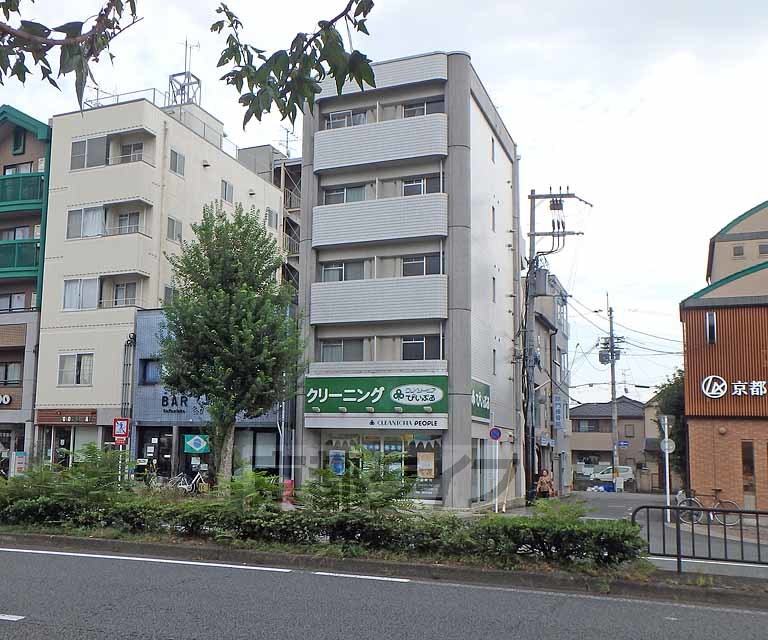 京都市左京区下鴨西本町のマンションの建物外観