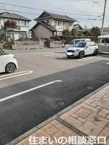【碧南市岬町のアパートの駐車場】