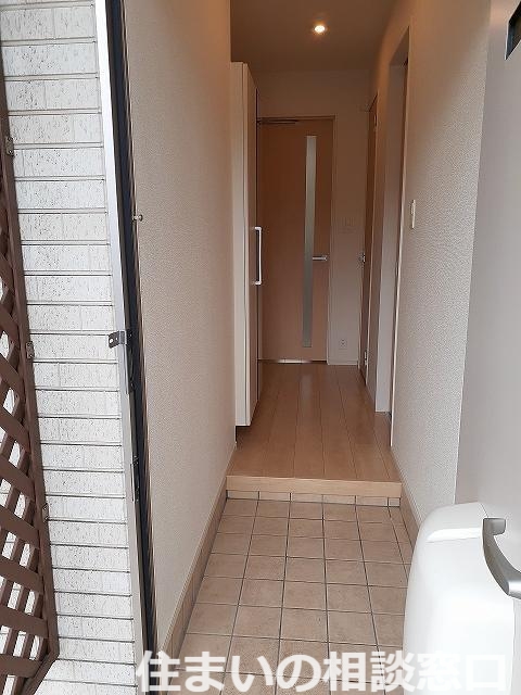 【碧南市岬町のアパートの玄関】