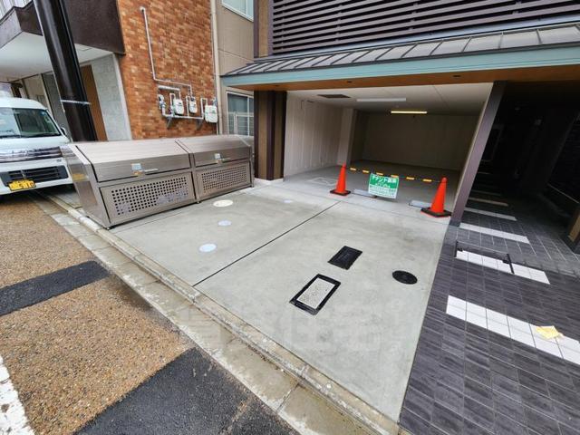 【京都市東山区本町１１丁目のマンションの駐車場】