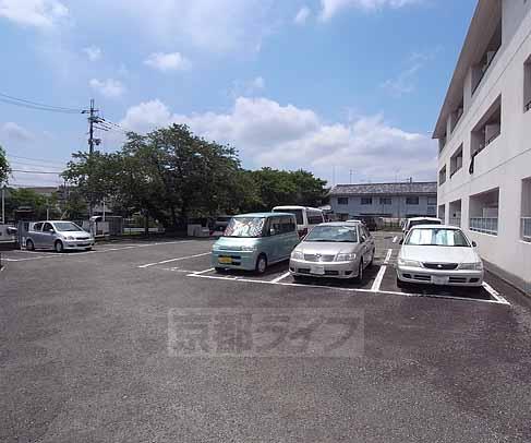 【新山荘の駐車場】