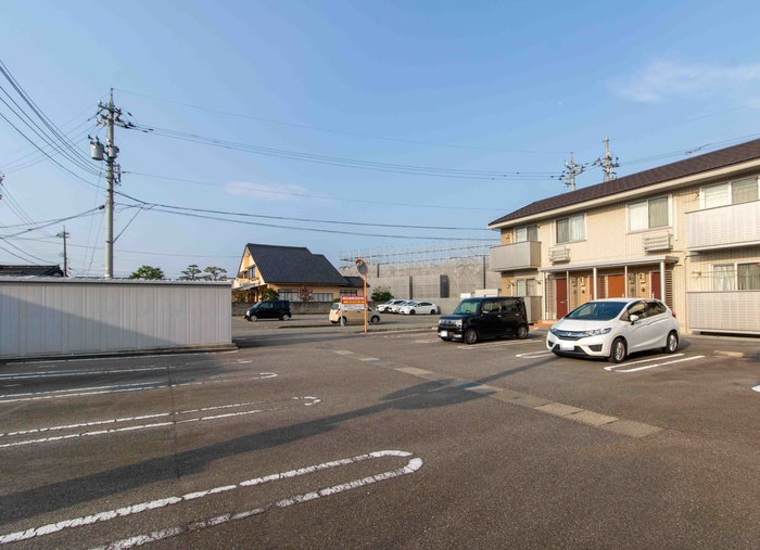 【砺波市太郎丸のアパートの駐車場】