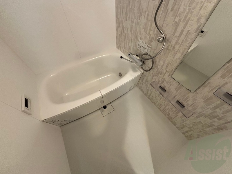 バス・シャワールーム　バスルームは狭すぎず、シャワーも浴びやすそうです。