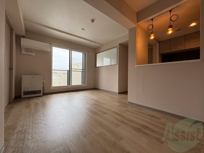 居室・リビング　白さが清潔感を出してくれます。お部屋も明るいですね。