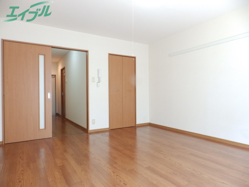 居室・リビング　同型参考写真です。