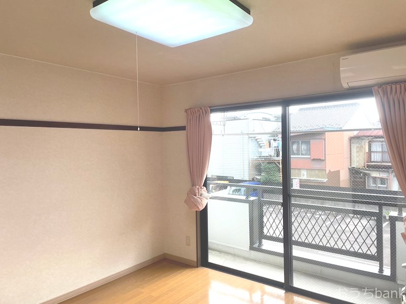 居室・リビング　窓からたくさん陽が差し込みます♪