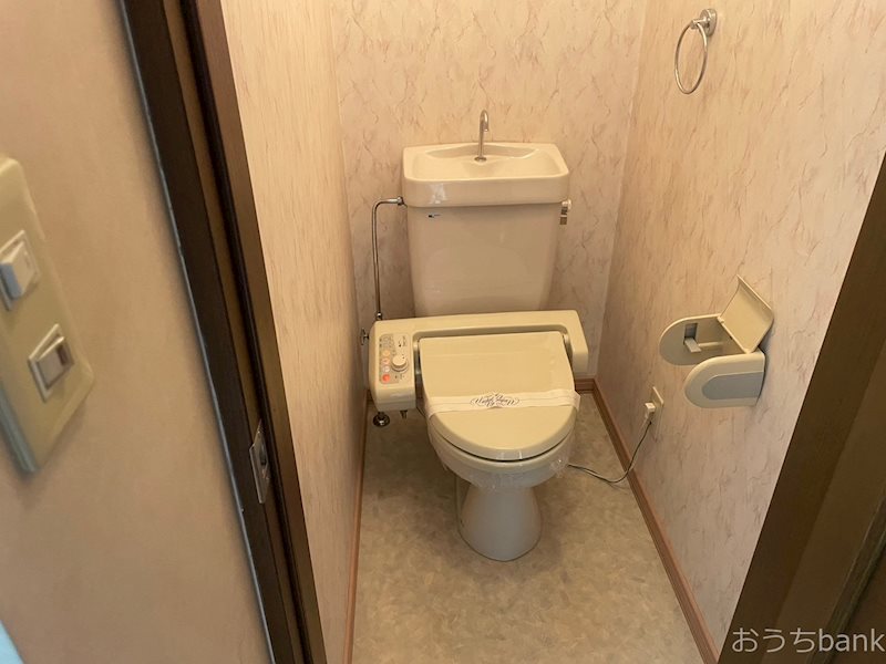 トイレ　清潔感のある洋式トイレは温水洗浄便座がついてます。