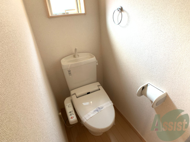 トイレ　便利な小窓とウォシュレット機能が嬉しいですね。