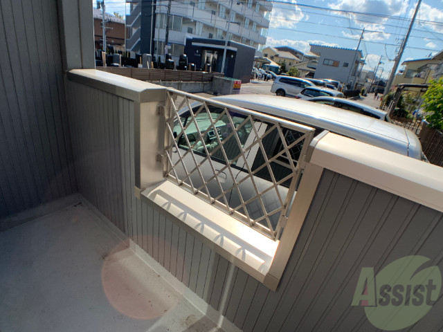 バルコニー　洗濯物がはかどりそうな広さがありますね。