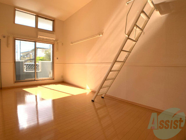 居室・リビング　陽が入り明るく暖かい印象のお部屋ですね。