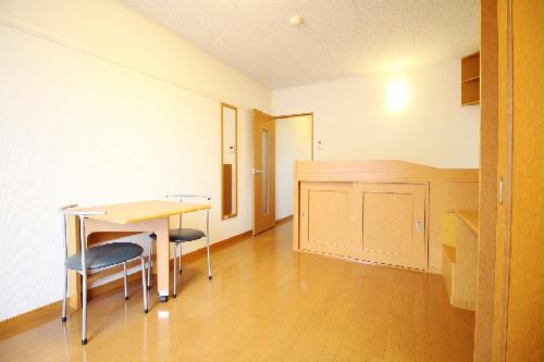 居室・リビング　ベッド、テーブルは造り付けになっています☆