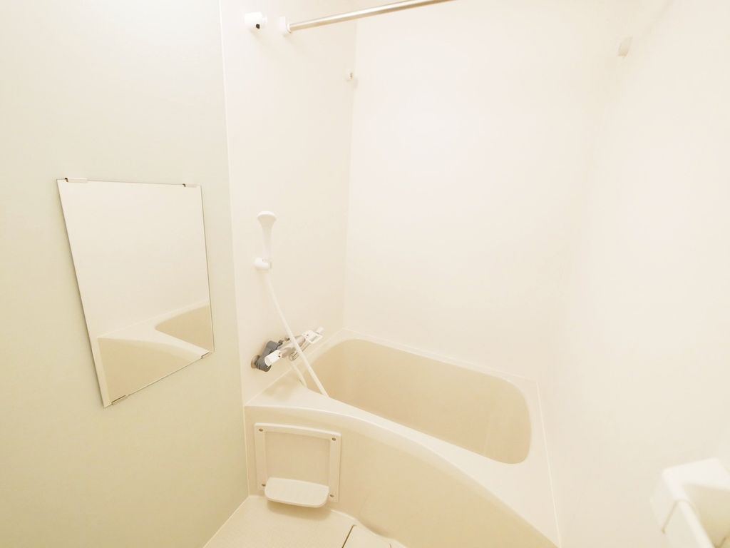 バス・シャワールーム　バス・トイレ別なので湯船にゆっくり浸かってリフレッシュでき…