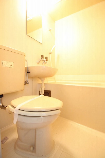 トイレ　別号室の写真です。