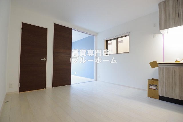 居室・リビング　8.4帖のリビングです！窓が多く風通しが良いですね！