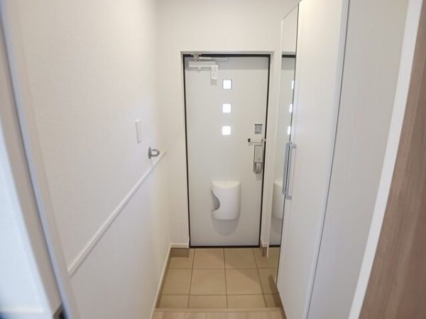 玄関　玄関を入るとホールがあります