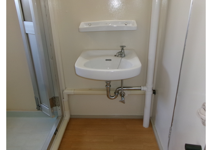 洗面設備　明るい洗面所です