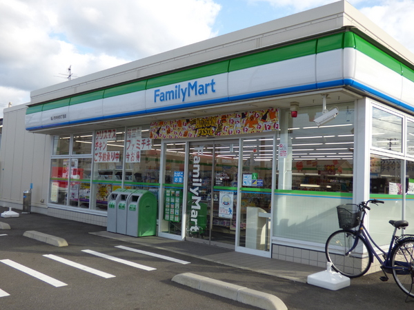 コンビニ　ファミリーマート坂ノ市中央四丁目店（コンビニ）まで702m