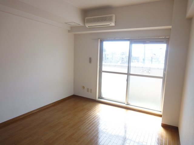 居室・リビング　同物件、別号室のものです。