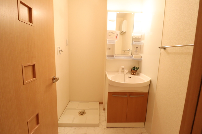 洗面設備　洗髪洗面化粧台、洗濯機置き場