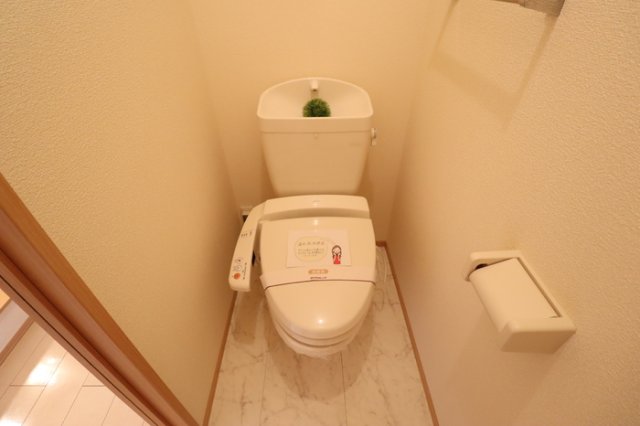 トイレ　もちろん温水洗浄暖房便座です