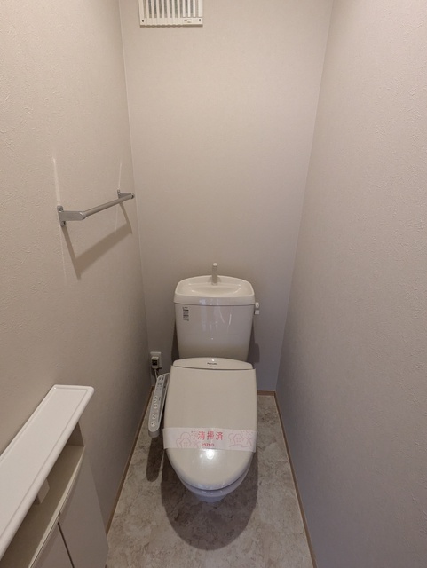 トイレ　☆便利な収納棚付きのトイレ☆