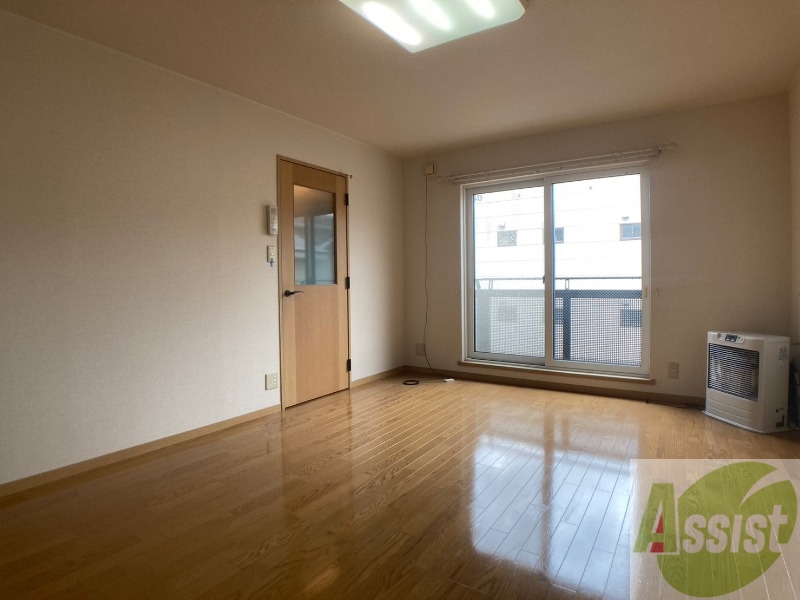 居室・リビング　リビングです。木目のフローリングが落ち着きますね。