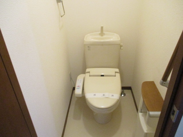 トイレ　嬉しい温水洗浄暖房便座付き。