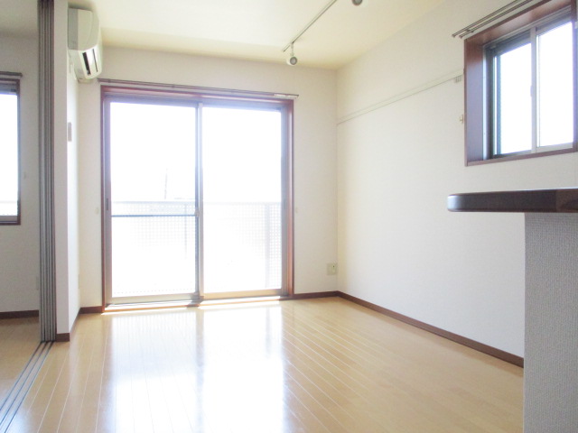 居室・リビング　角部屋＆2面採光で明るい居室♪