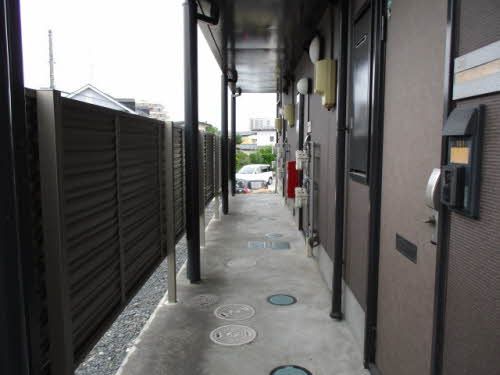 エントランス　目隠しパネル付き通路