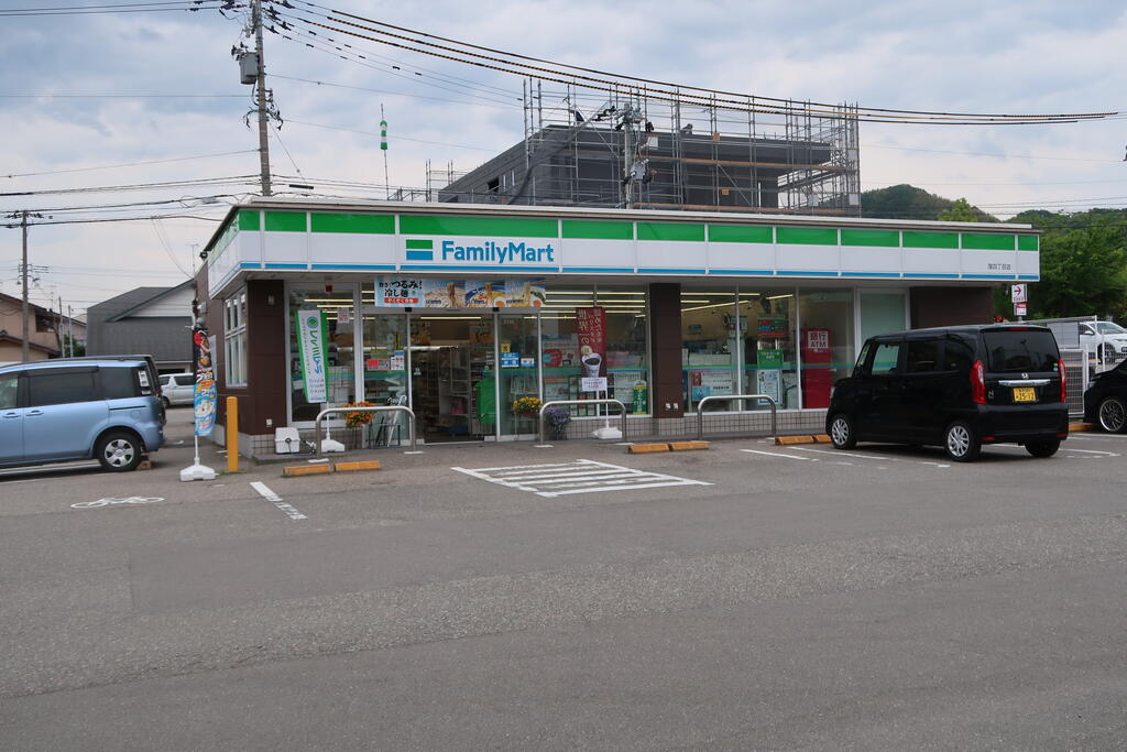 コンビニ　ファミリーマート窪四丁目店（コンビニ）まで623m