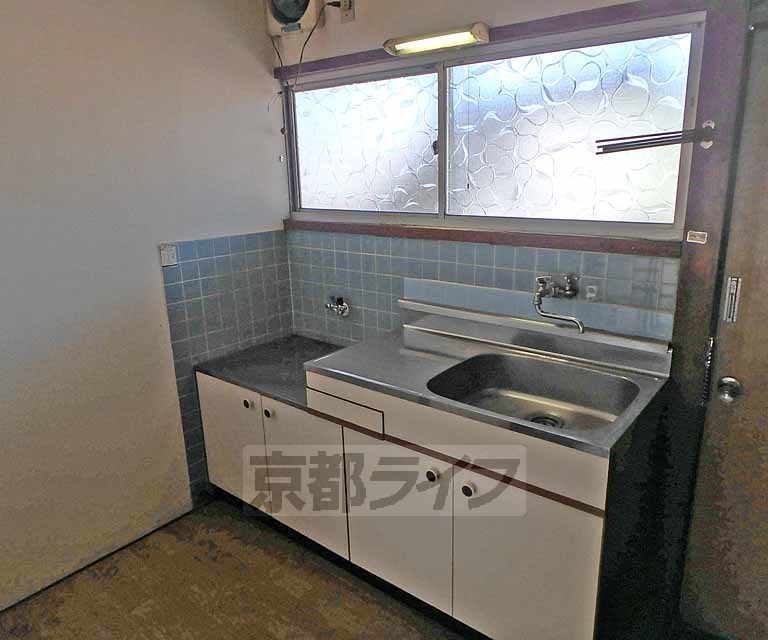 キッチン　窓に面した明るいキッチンスペースです