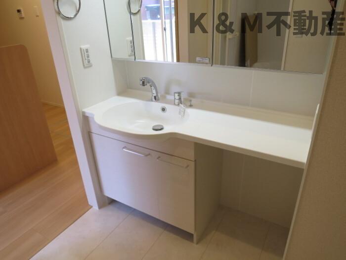 洗面設備　ゆったりとスペースのある洗面所