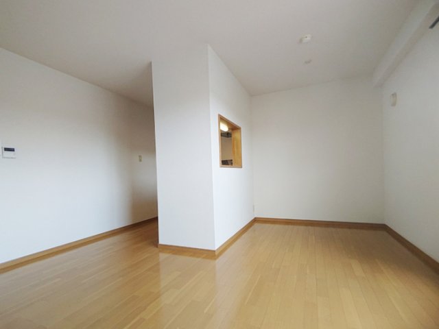 居室・リビング　同物件、別号室の写真です。