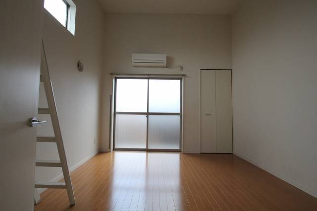 居室・リビング　２０１号室の内装写真参照