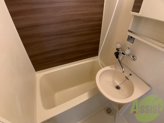 バス・シャワールーム　木目調の壁が浴室をオシャレに見せますね。